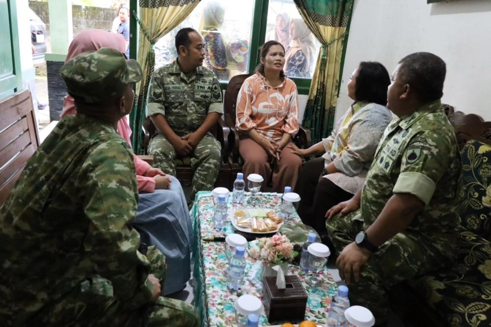Wujud Kepedulian, Danrem 073/Makutarama dan Ketua Persit Jenguk Istri Anggota Kodim Blora yang Sakit