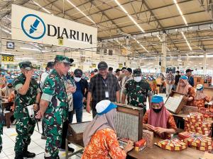 Danrem 073/Makutarama Mendampingi Pangdam IV/Diponegoro Tinjau Produksi Sigaret Tangan PT Djarum, Apresiasi Kontribusi terhadap Perekonomian dan Penyerapan Tenaga Kerja
