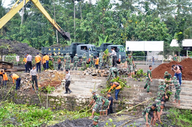 Korem 073/Mkt, Bantu Kurangi Enceng Gondok