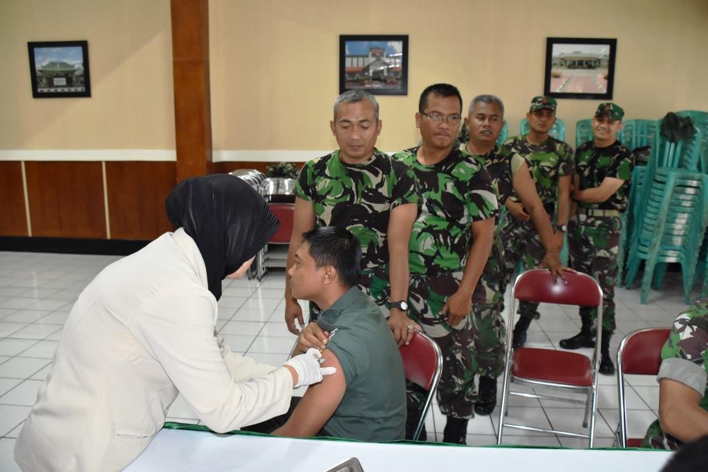 Prajurit Dan PNS Korem Mendapatkan Vaksinasi Hepatitis B