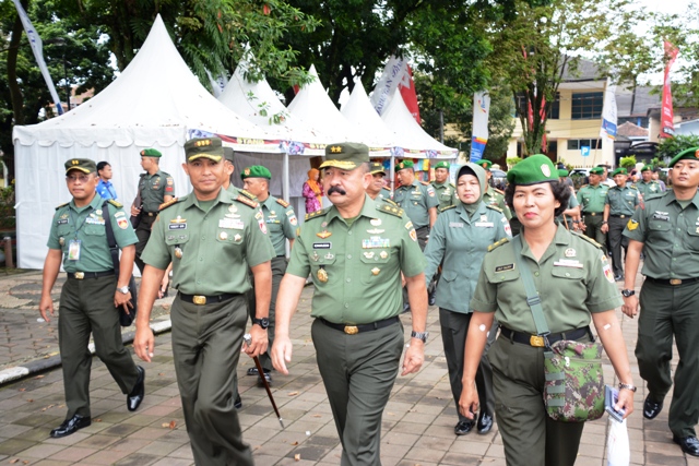 Mayjen TNI Komarudin Simanjutak Kunjungi Bhakti Sosial