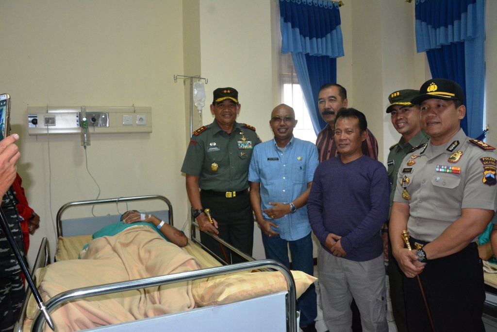 Pangdam Besuk Anggota Marinir Di RSUD Salatiga