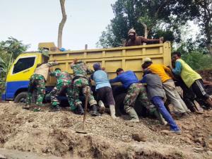 Satgas TMMD Reg 121 : “Berat Sama Dipikul Ringan Sama Dijinjing”