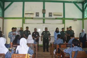 Danrem 073/Makutarama Tinjau Pelaksanaan Makan Siang Bergizi Gratis di SMP N 1 Purwodadi