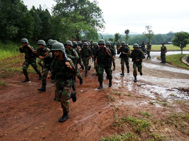 Yonif 410/Alugoro Gembleng Fisik Di Cipatat