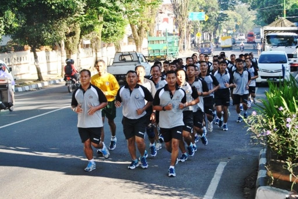 Korem 073/Makutarama Lari Aerobik Mengelilingi Kota Salatiga
