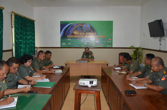 Danrem 073 Pimpin Rapat Staf  