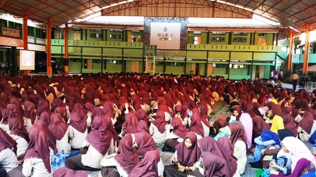 Koramil 08 Gebog Gelar Nobar Bersama Warga Film Pemberontakan G.30.S/ PKI