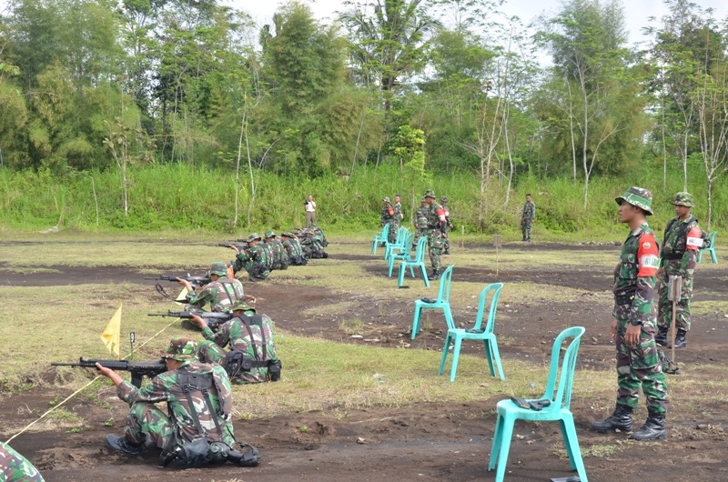 Prajurit Alugoro Latihan Menembak Senjata Ringan