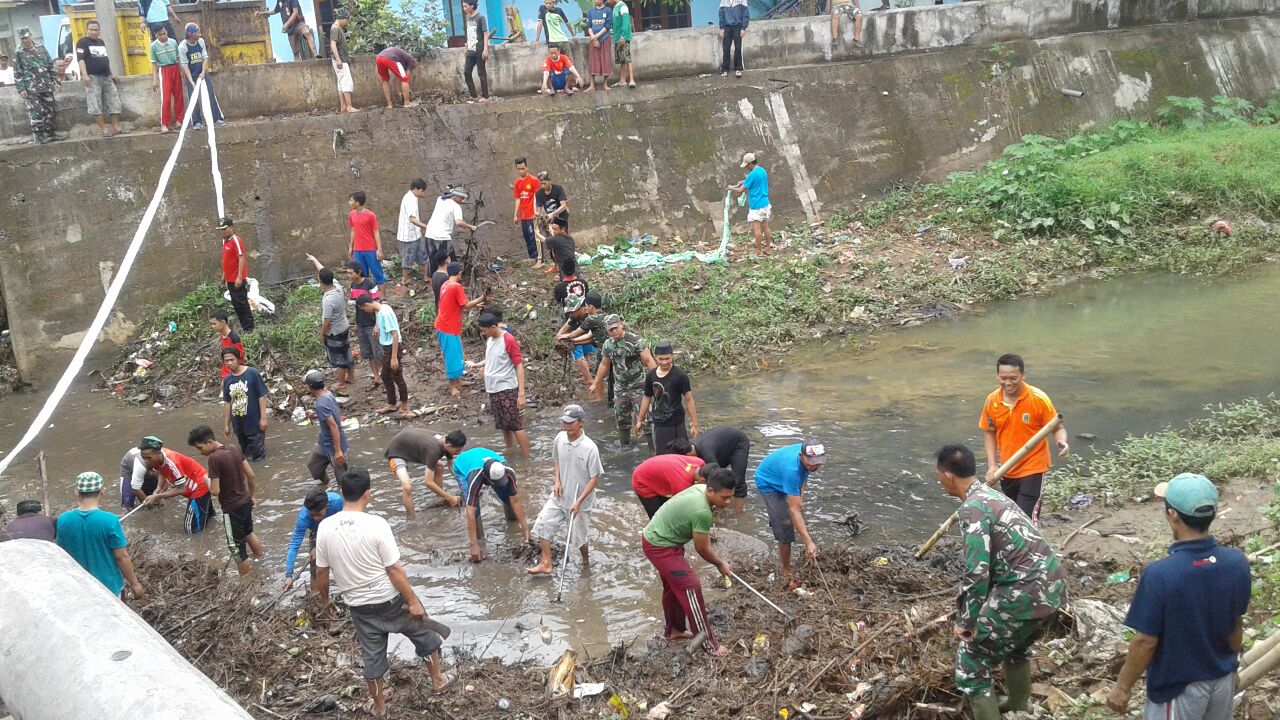 Antisipasi Banjir TNI Dan Warga Bersihkan Sungai