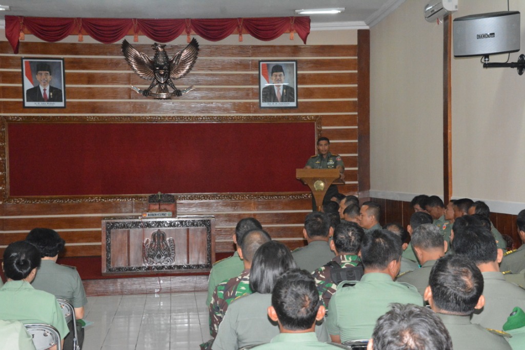 Danrem Berikan Jam Komandan Kepada Anggota