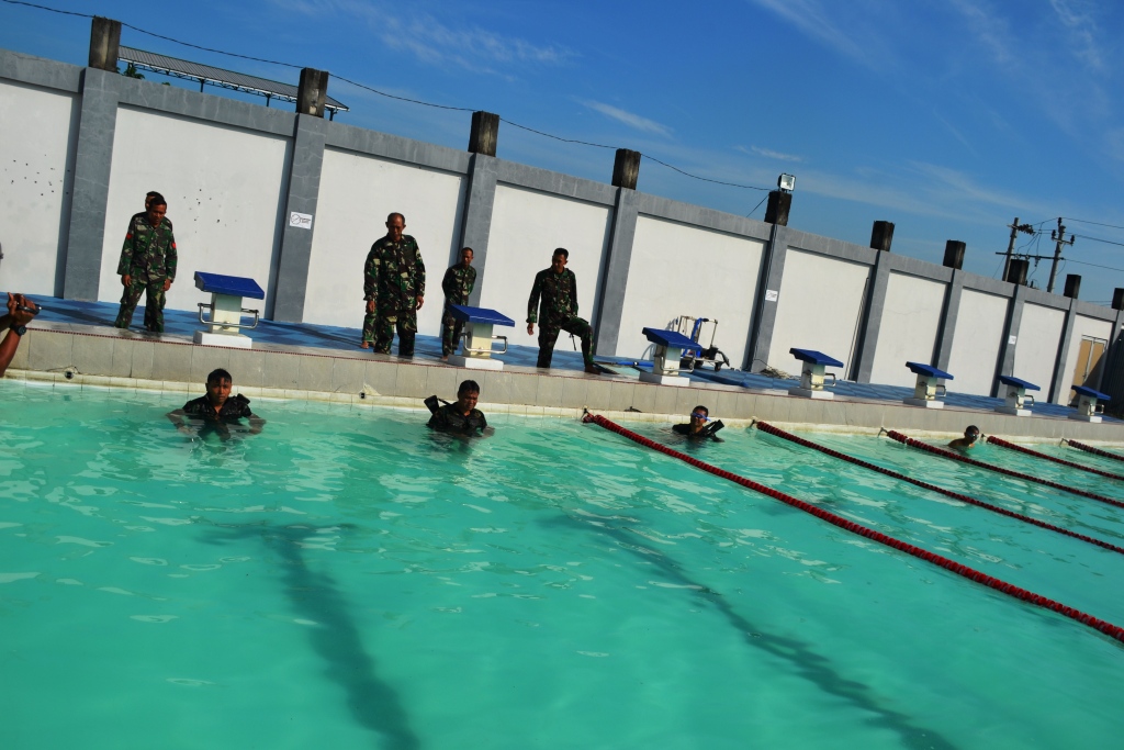 Minggu Militer Anggota Makodim melaksanakan Renang Militer