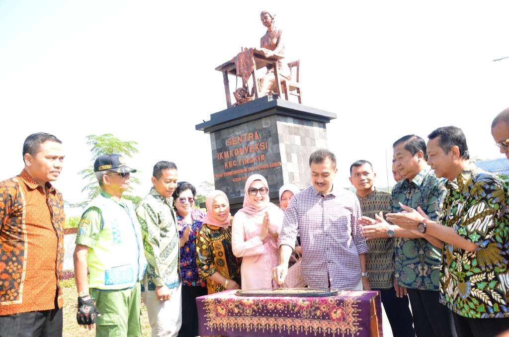 Mayor Arif Wakili Danrem Salatiga Dampingi Walikota Salatiga Meresmikan Tugu Sentra Industri Tingkir