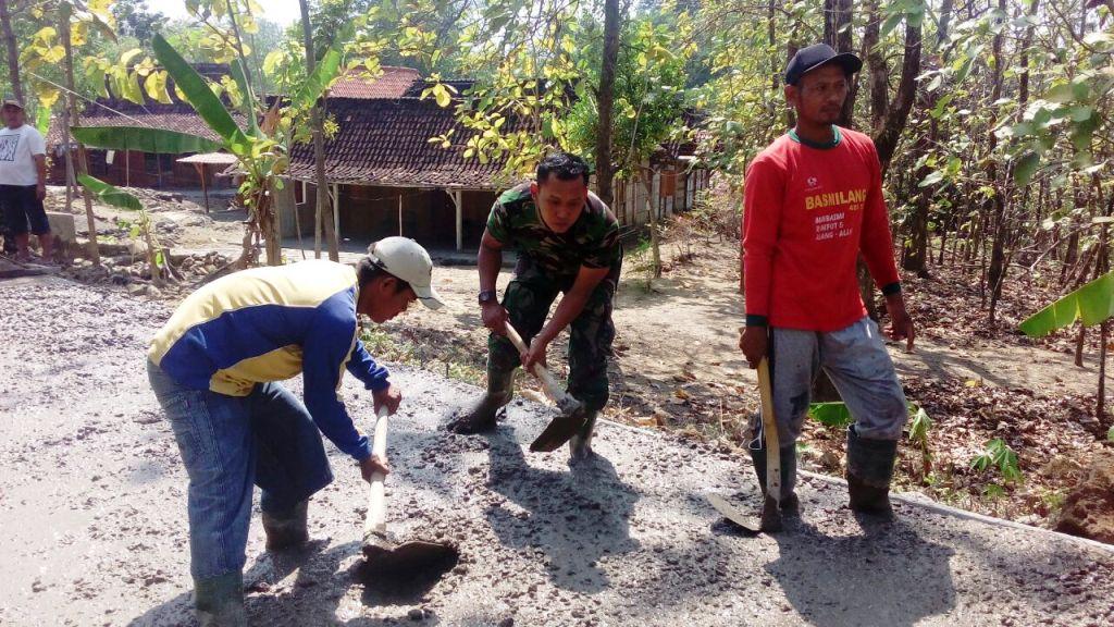 Peran Aktif Babinsa Kodim Purwodadi Dalam Peningkatan Infrastruktur Jalan