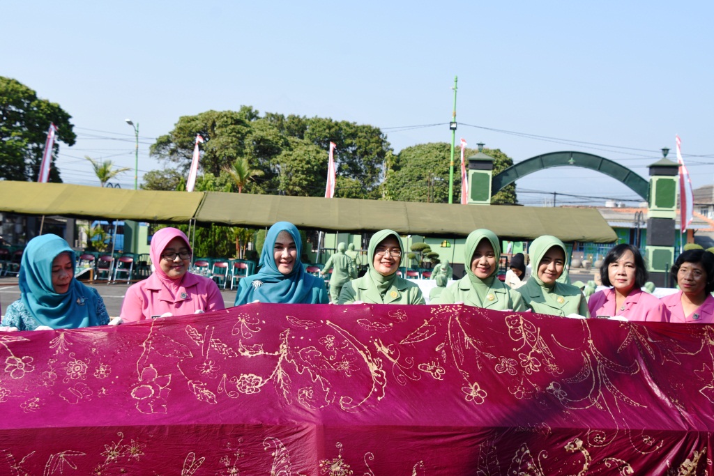 Persit Korem 073/Makutarama Membatik Bersama Di Hari Batik Nasional