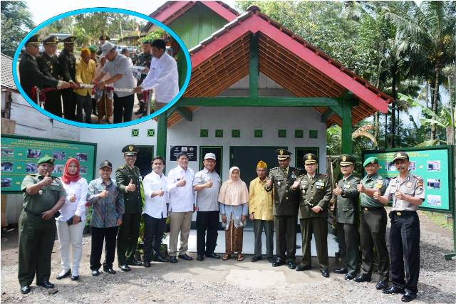 Danrem 073/Mkt yang diwakili Kasiter Mayor Inf Tedy Himawan Resmikan Rumah Veteran