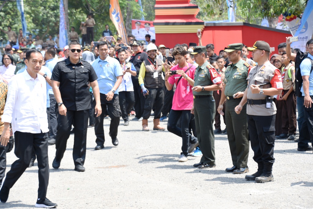 Danrem 073/Makutarama Dampingi Pangdam IV/Diponegoro Saat Kunjungan Kerja RI 1 di Purwodadi