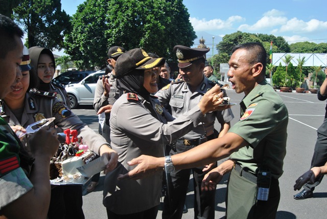 Korem Salatiga Diserbu Polwan