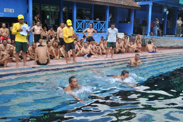 Prajurit Korem laksanakan Renang