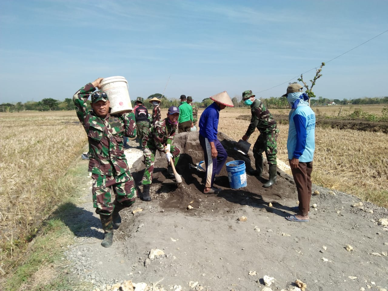 TNI Bahu Membahu Selesaikan Pengecoran Jalan