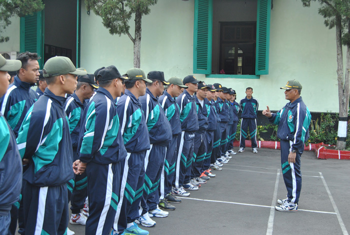 Pengarahan anggota Kima Rem 073/Mkt sebelum apel pagi