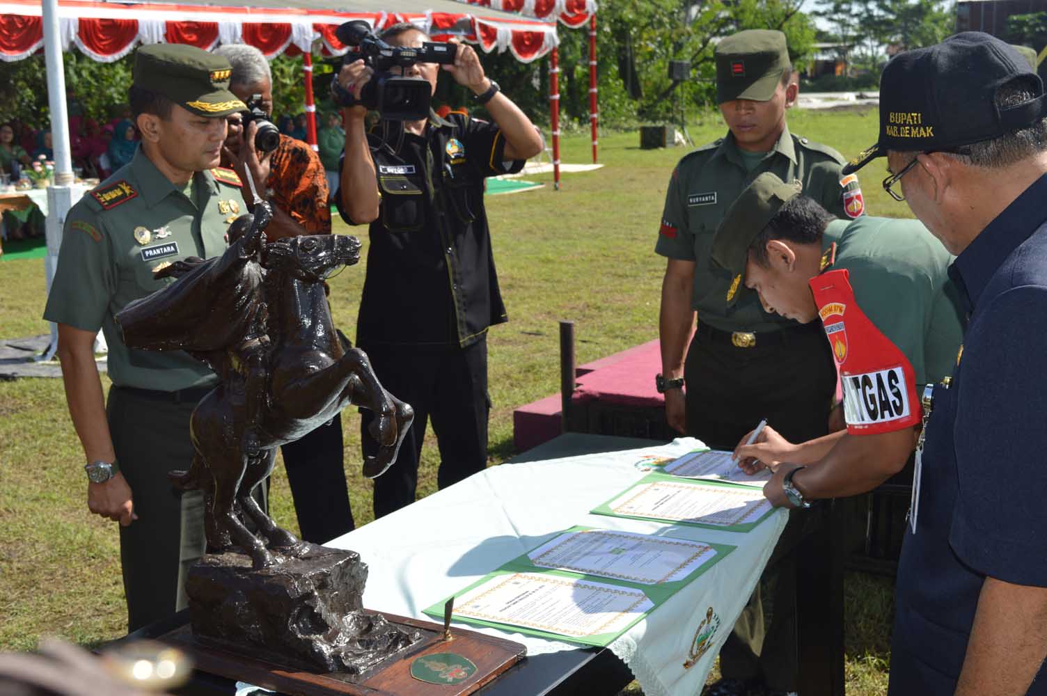 Pemukulan dan pelepasan Pita Tandai penutupan TMMD REG ke 96