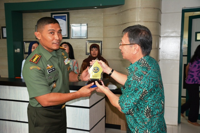 pemberiian Cinderamata oleh Danrem 073/Mkt Kepada PT NBI Demak