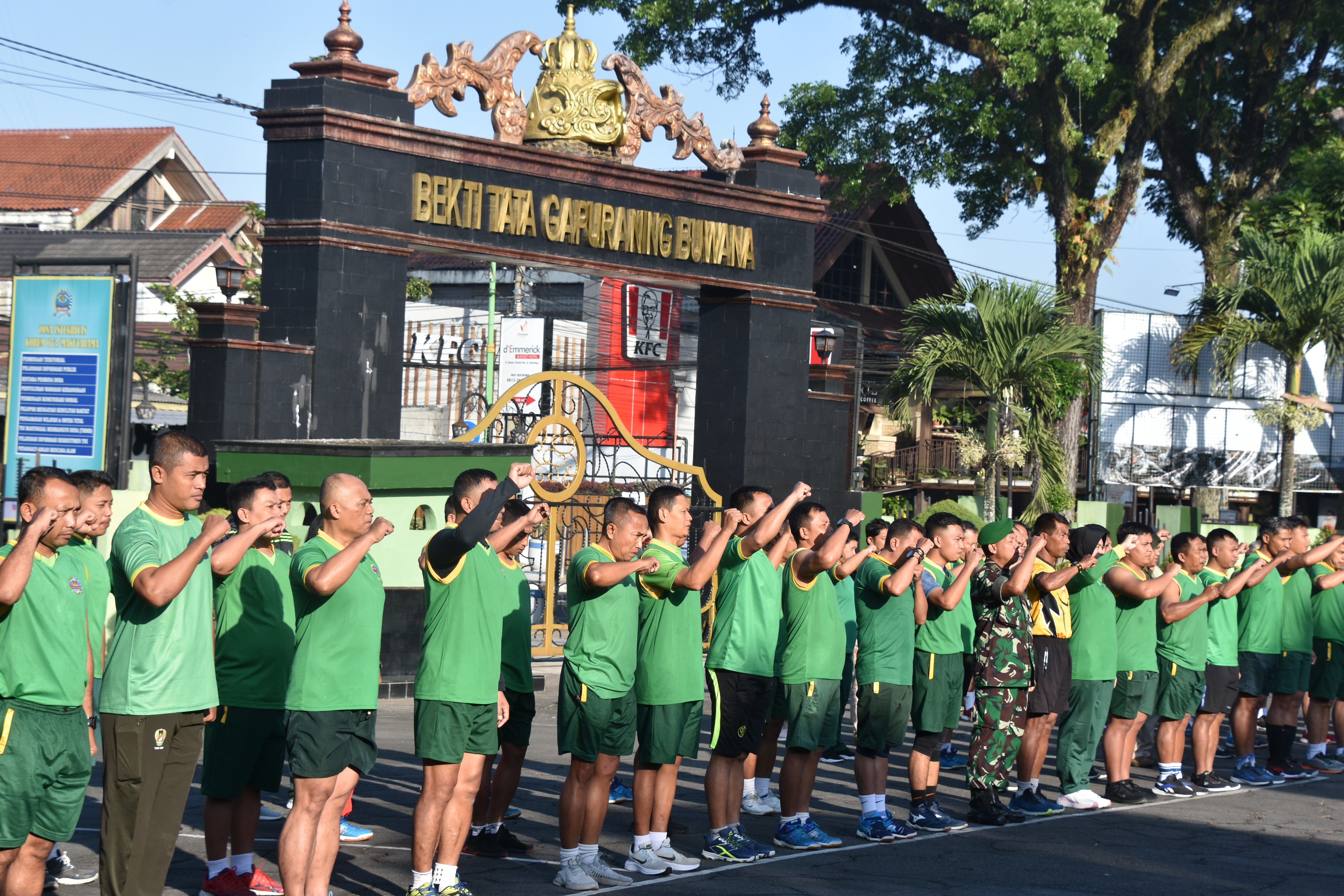 Jaga Kebugaran Tubuh, Prajurit Korem 073/Makutarama Lari Aerobik Bersama 