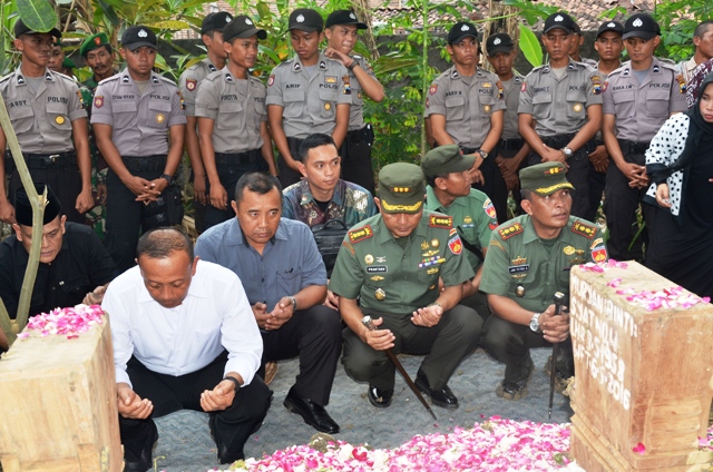 KSAD Hadiri Pemakaman Kakaknya Di Purwodadi
