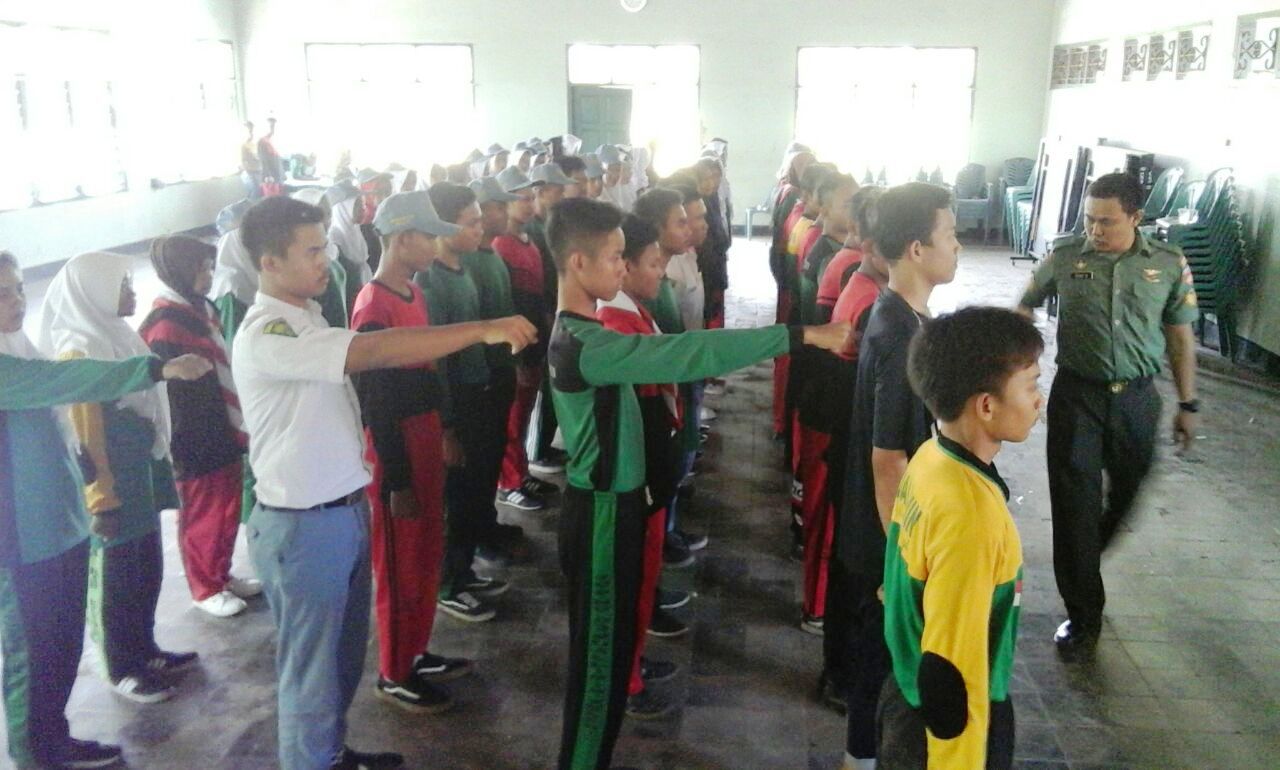 Babinsa Latihkan PBB Kepada Siswa-Siswi SMA Mualimin Weleri