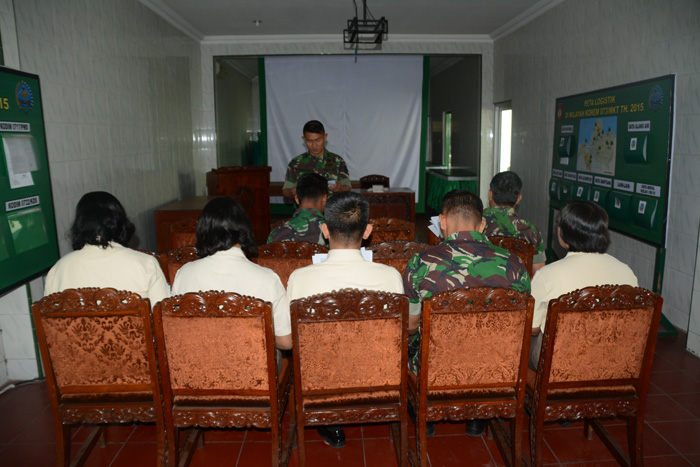 Anggota Makorem yang beragama Nasrani melaksanakan Kebaktian