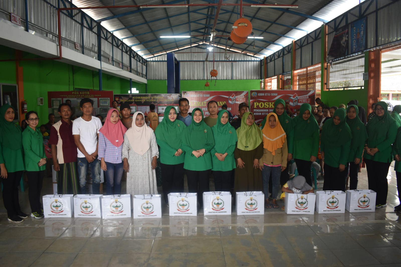 Berikan Bantuan, Ketua Persit KCK PD IV/Diponegoro Kunjungi Pengungsi Banjir Posko SMK Ganesha Demak