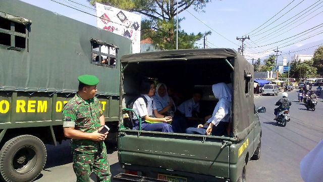 Kendaraan TNI Korem Salatiga Antar Pelajar Ke Sekolah