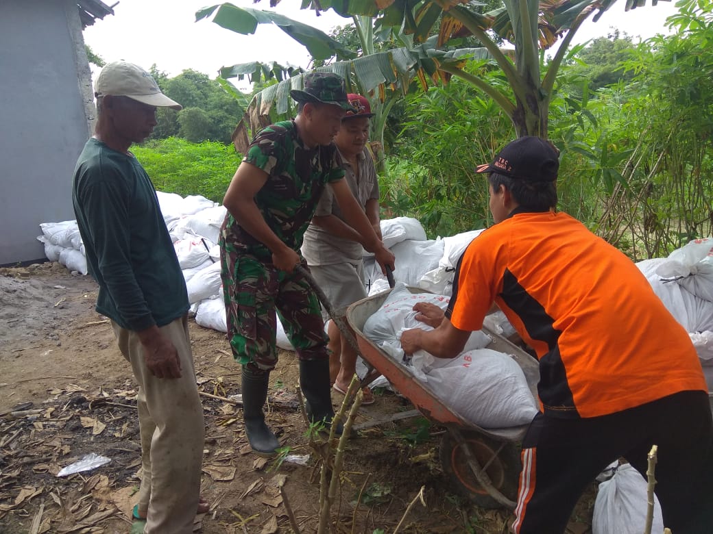 Babinsa Banyumeneng Bersama Warga Laksanakan Karya Bhakti Peninggian Tanggul