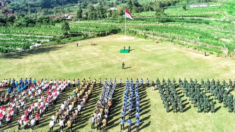 Upacara Pengibaran Bendera di Lereng Gunung Merbabu