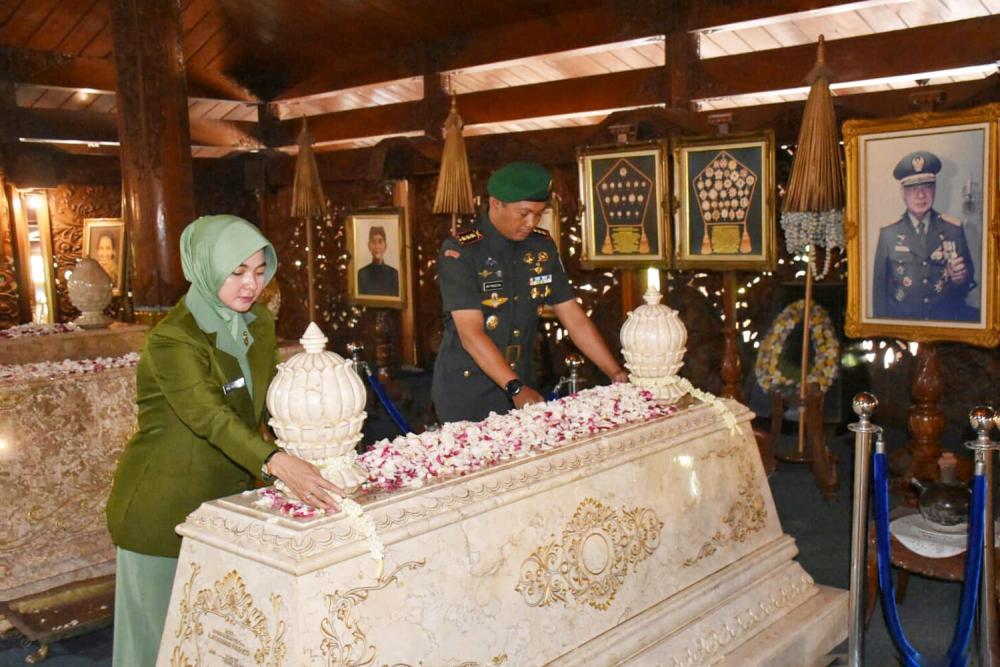 Ziarah ke Astana Giri Bangun