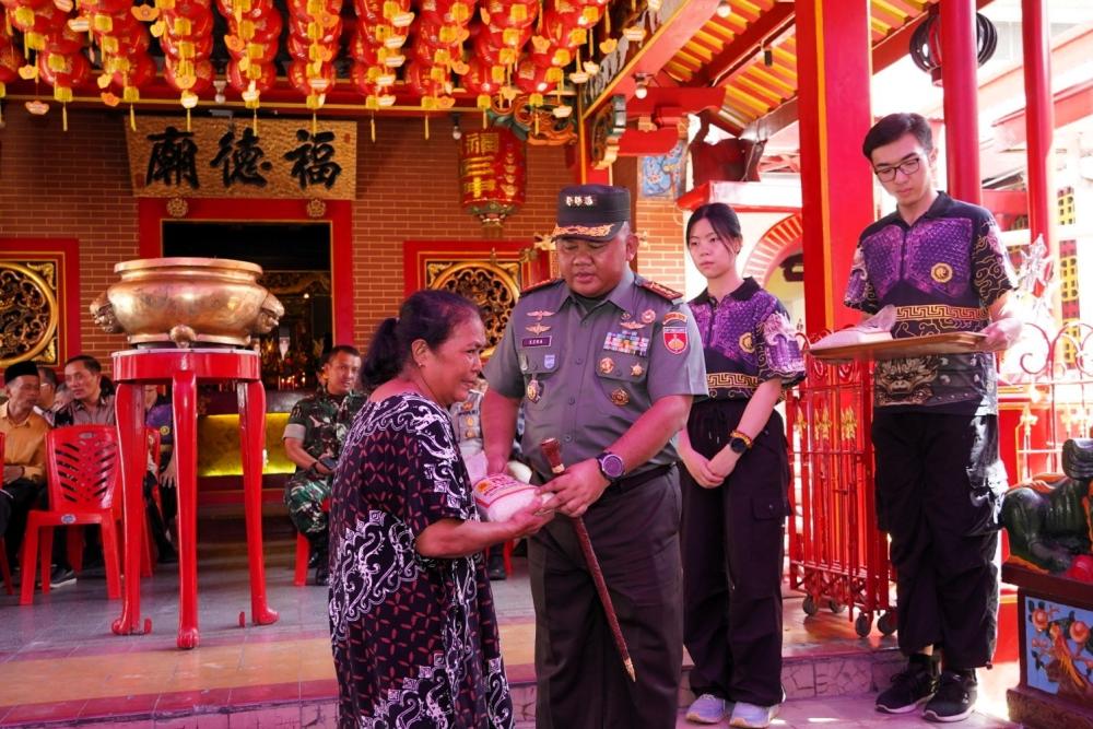 Danrem Salatiga Hadiri Baksos King Ho Peng 2576, Bagikan 600 Paket Beras untuk Warga
