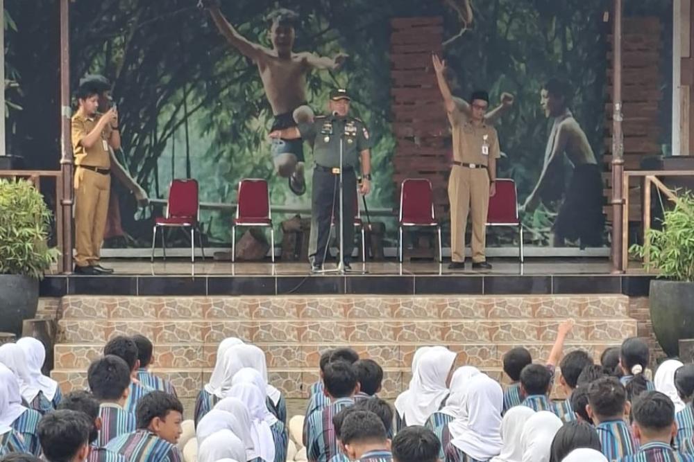 Danrem 073/Makutarama Beri Penguatan Karakter bagi Siswa SMPN 3 Salatiga