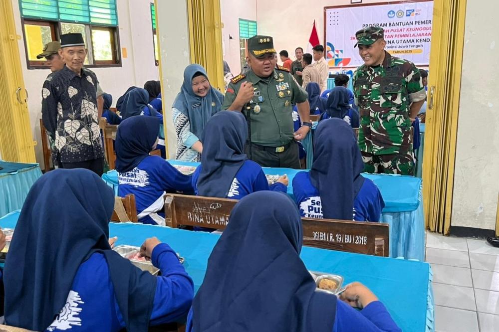 Danrem 073/Makutarama Tinjau Program Makan Bergizi Gratis di SMK Bina Utama Kendal