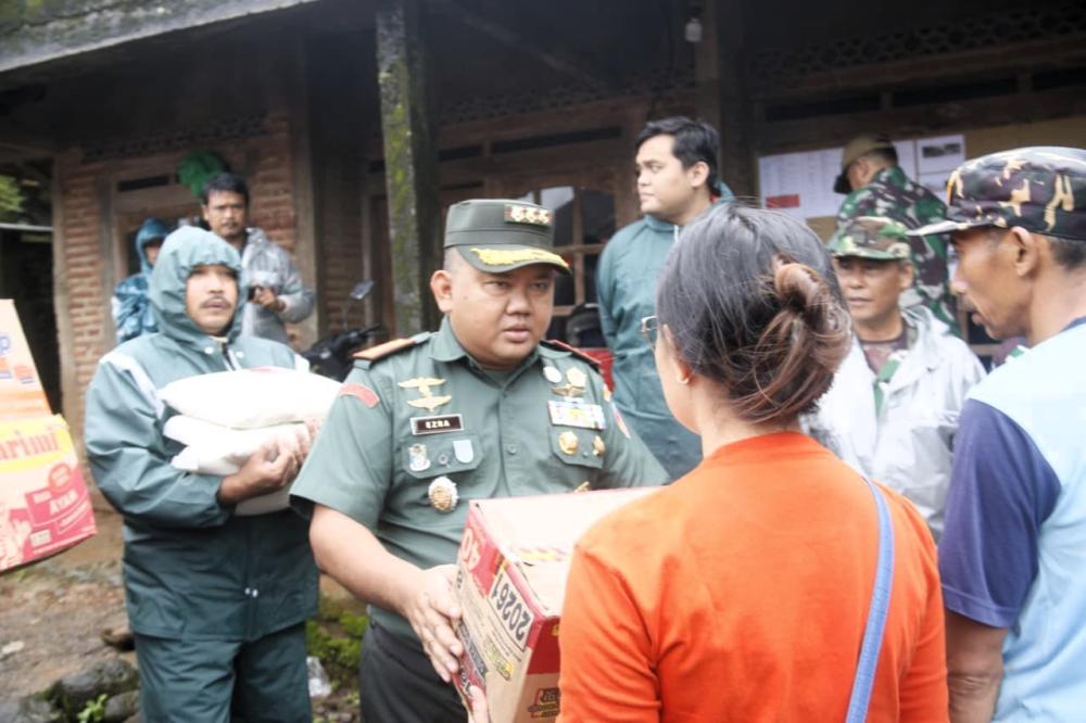 Danrem Makutarama Tinjau Lokasi Longsor dan Salurkan Bantuan Sembako di Jepara