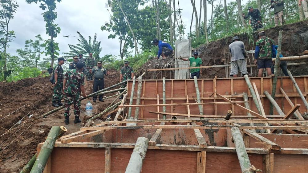 Danrem 073/Makutarama Tinjau Pembangunan Jembatan INPRES Perintis Garuda Tahap II di Kaliwungu