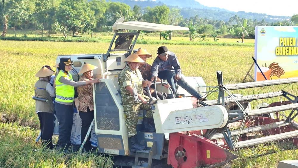 Danrem 073/Makutarama Wakili Pangdam IV/Diponegoro Hadiri Panen Raya Padi di Jambu