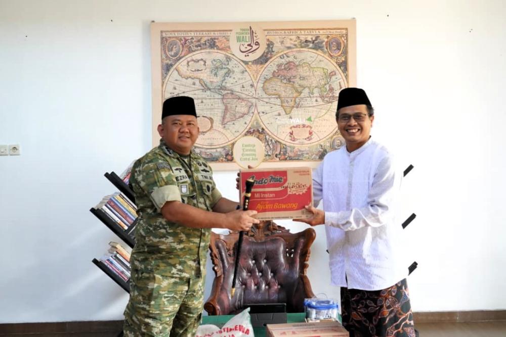 Danrem 073/Makutarama Silaturahmi ke Ponpes Wali Tuntang, Serahkan Bantuan Sembako