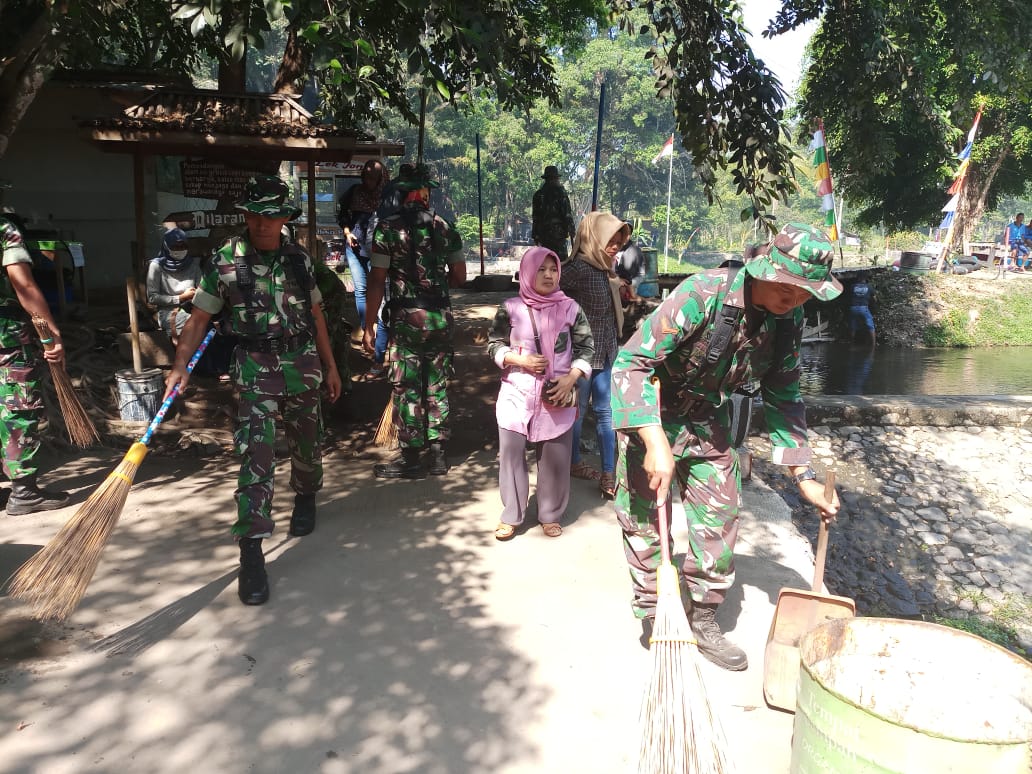 PELAKU LATGULBENCAL LAKSANAKAN KARYA BHAKTI DIDAERAH LATIHAN