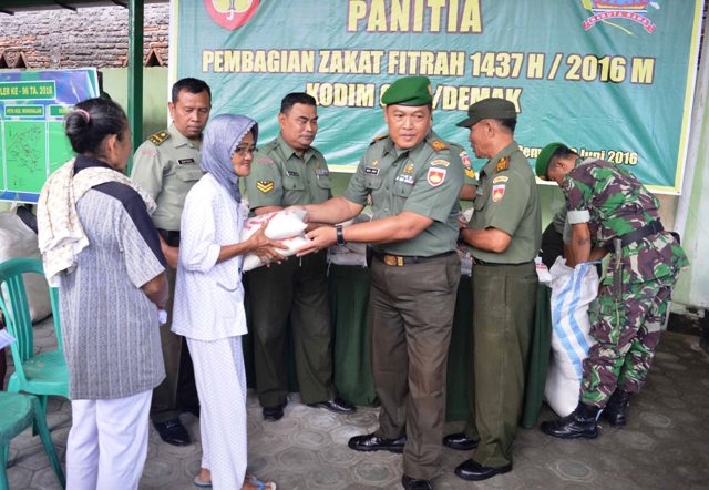 Prajurit TNI Jajaran Korem Makutarama Bantu Sesama