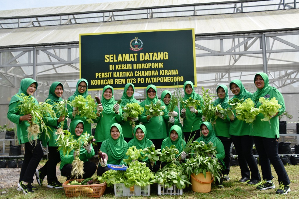 Persit KCK Koorcab Rem 073 Panen Sayuran