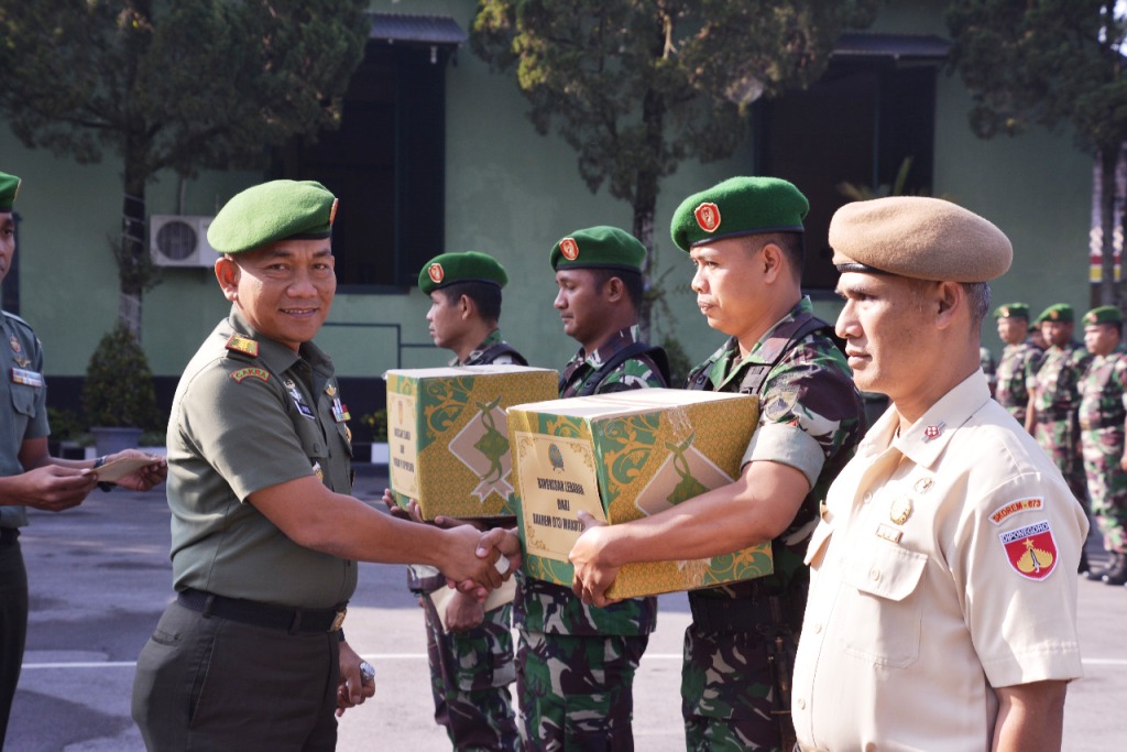 Danrem 073/Makutarama Berikan Bingkisan Lebaran Kepada Para Anggotanya