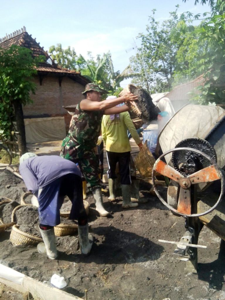 Babinsa Jepara Bantu Pengecoran Jalan, Wujud Kemanunggalan Babinsa Dengan Masyarakat