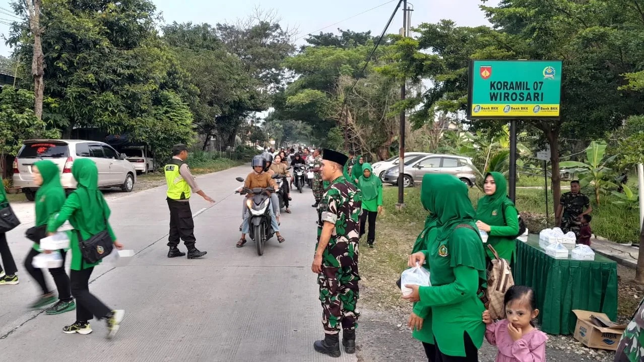 Koramil 07/Wirosari Berbagi Takjil dan Santunan  