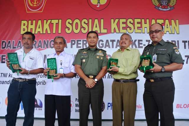 FOTO BERSAMA DENGAN PENDUKUNG BHAKTI SOSIAL HUT TNI